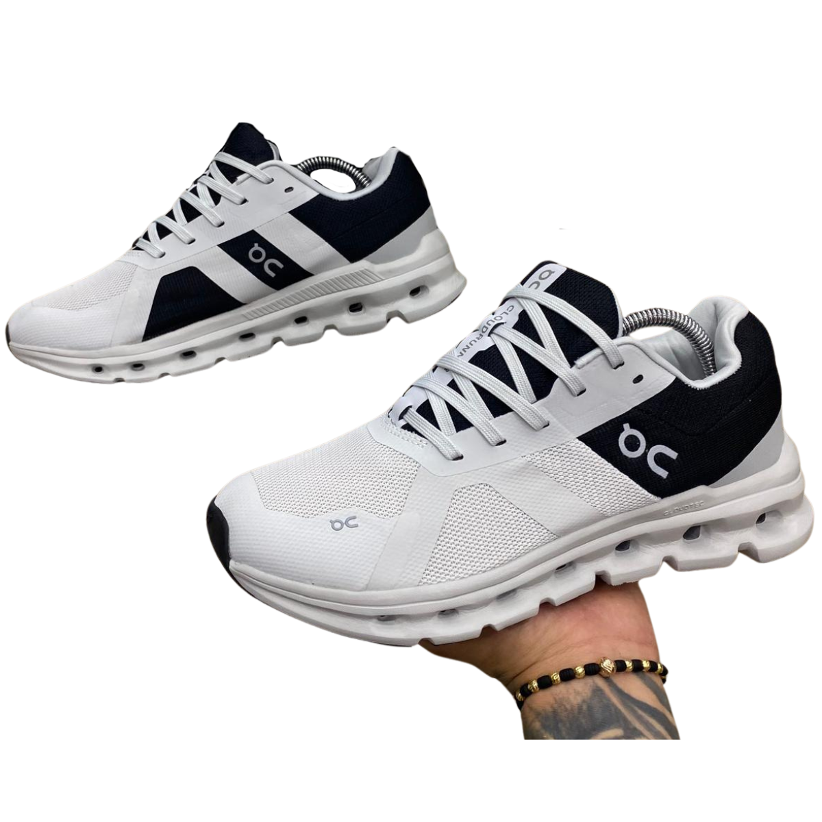 ZAPATILLAS ON CLOUD RUNNER 2 HOMBRE: LA ELECCIÓN PERFECTA PARA TUS CARRERAS Las ZAPATILLAS ON CLOUD RUNNER 2 HOMBRE son una opción destacada para los corredores que buscan comodidad, rendimiento y estilo. Si estás buscando comprar estos increíbles zapatos, aquí te explicamos por qué son ideales para ti y dónde puedes encontrarlos al mejor precio en Onlineshoppingcenterg.  ¿Por qué elegir las ZAPATILLAS ON CLOUD RUNNER 2 HOMBRE? 1. Comodidad en cada paso Las ZAPATILLAS ON CLOUD RUNNER 2 HOMBRE destacan por su tecnología CloudTec, que te ofrece una amortiguación suave y una pisada ligera. Esta tecnología te proporciona una sensación de flotación, haciendo que tus entrenamientos o carreras sean más cómodos. Además, su diseño está pensado para ofrecer soporte en cada movimiento, ayudando a reducir el impacto en las articulaciones.  2. Rendimiento de alto nivel Estas zapatillas no solo son cómodas, sino que también mejoran tu rendimiento. Gracias a su suela de alta tracción, las ON Cloud Runner 2 te permiten correr en distintos terrenos sin perder estabilidad. Ya sea que corras en asfalto o en senderos, su diseño te ofrece el agarre necesario para mantener la velocidad y la confianza en cada paso.  3. Diseño moderno y versátil El estilo es otra de las grandes ventajas de las ZAPATILLAS ON CLOUD RUNNER 2 HOMBRE. Estas zapatillas cuentan con un diseño moderno, que se adapta tanto a tus sesiones de entrenamiento como a tu día a día. Además, están disponibles en varios colores, lo que te permite combinarlas fácilmente con cualquier look deportivo o casual.